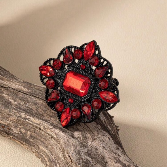 Red Rhinestone Vintage Style Ring - Picture 4 of 4